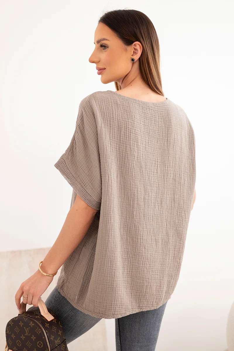 Bluzka damska bawełniana oversize z dekoltem V i koronką fango - obrazek 3