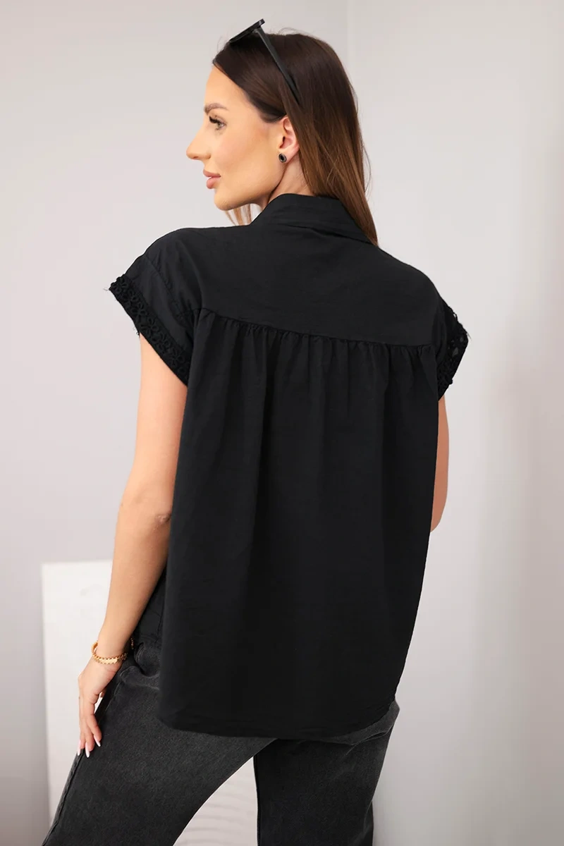 Bluzka damska bawełniana koszulowa z koronką i krótkim rękawem czarna - obrazek 3