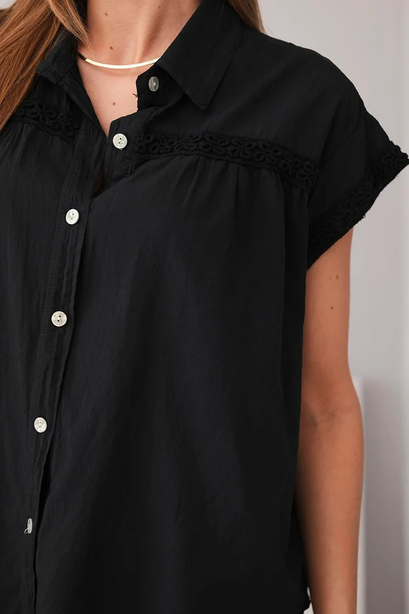 Bluzka damska bawełniana koszulowa z koronką i krótkim rękawem czarna - obrazek 4