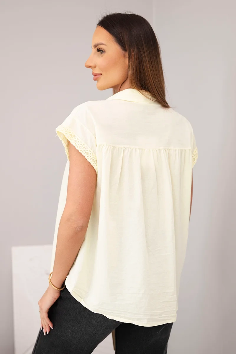 Bluzka damska bawełniana koszulowa z koronką i krótkim rękawem żółta - obrazek 3