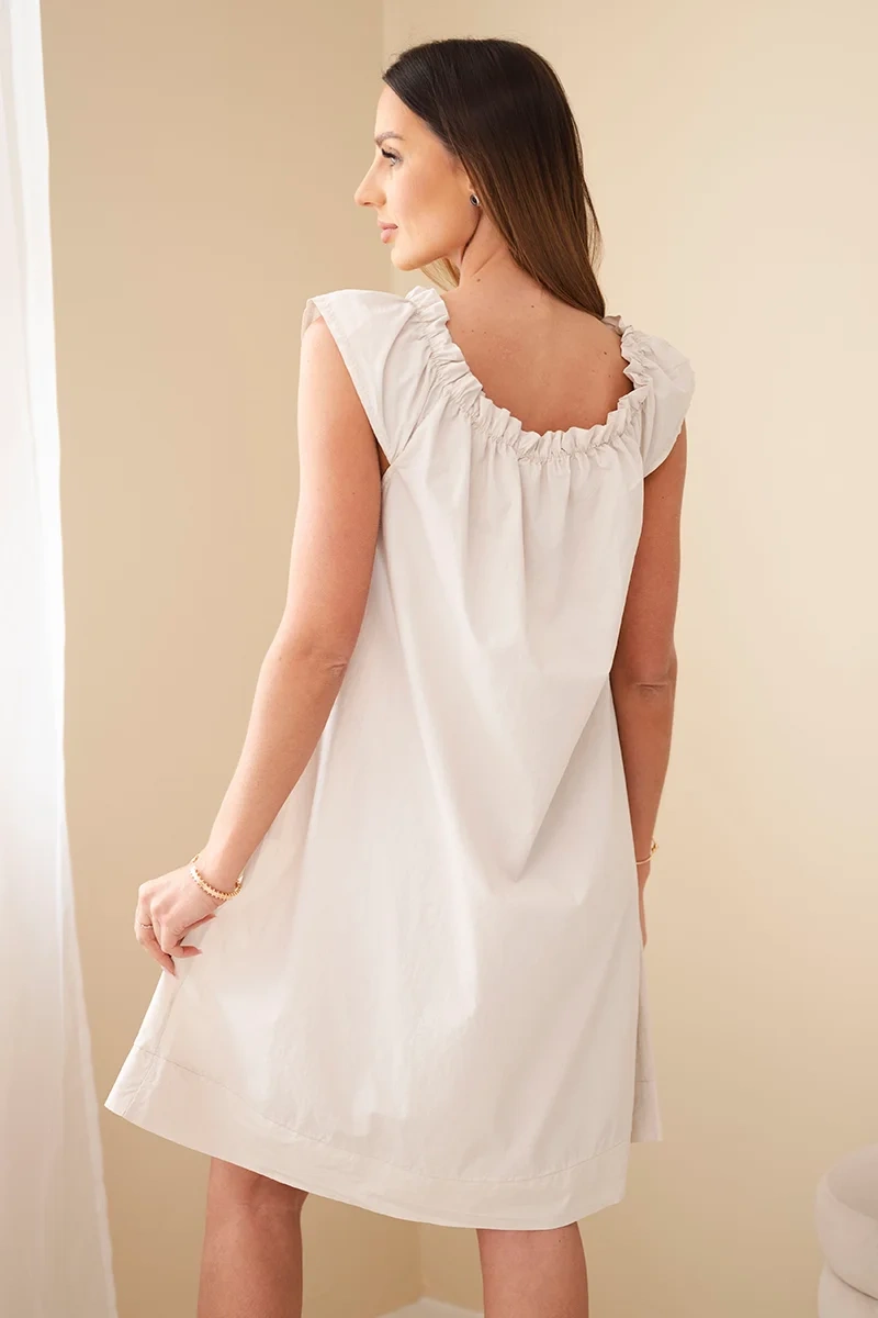 Sukienka damska bawełniana z marszczonym dekoltem i falbanką beżowa - obrazek 3