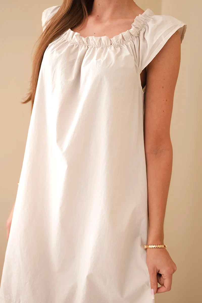 Sukienka damska bawełniana z marszczonym dekoltem i falbanką beżowa - obrazek 4