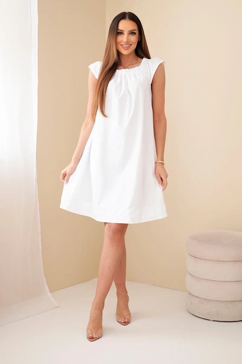 Sukienka damska bawełniana z marszczonym dekoltem i falbanką biała - obrazek 2