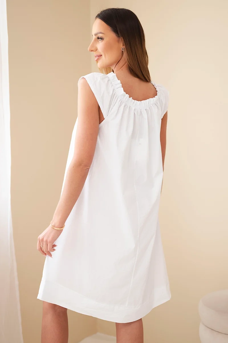 Sukienka damska bawełniana z marszczonym dekoltem i falbanką biała - obrazek 3