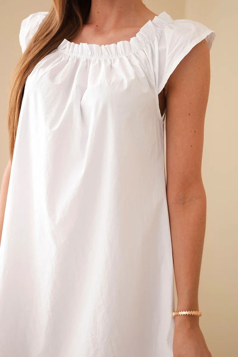 Sukienka damska bawełniana z marszczonym dekoltem i falbanką biała - obrazek 4