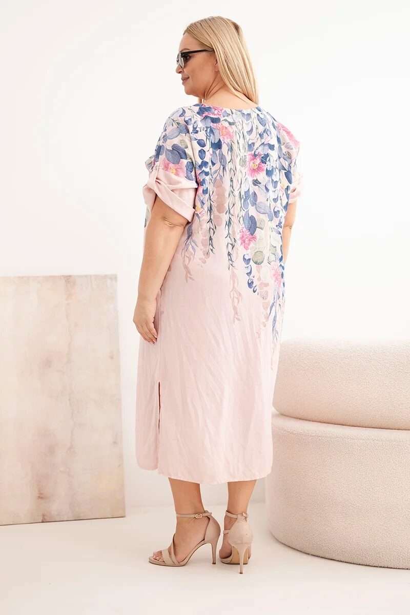 Sukienka damska wiskozowa Plus Size z krótkim rękawem i rozcięciami po bokach pudrowy róż - obrazek 3