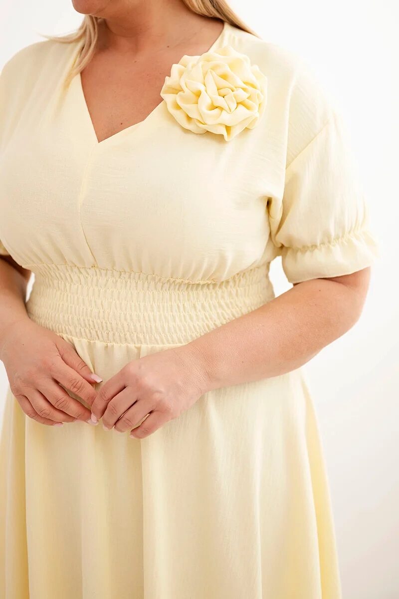 Sukienka damska wiskozowa Plus Size z dekoltem V i marszczoną talią żółta - obrazek 4