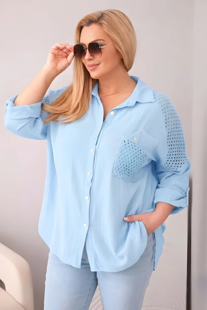 Koszula damska bawełniana Plus Size z kołnierzykiem i koronkową wstawką niebieska