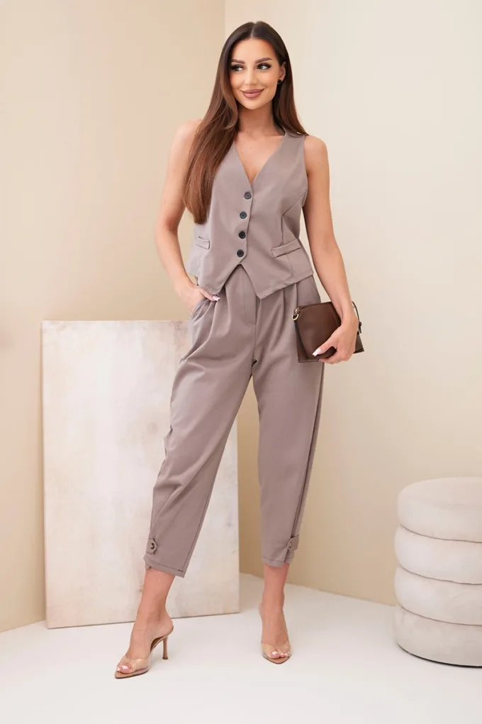 Komplet damski elegancki z kamizelką na guziki i spodniami mocca