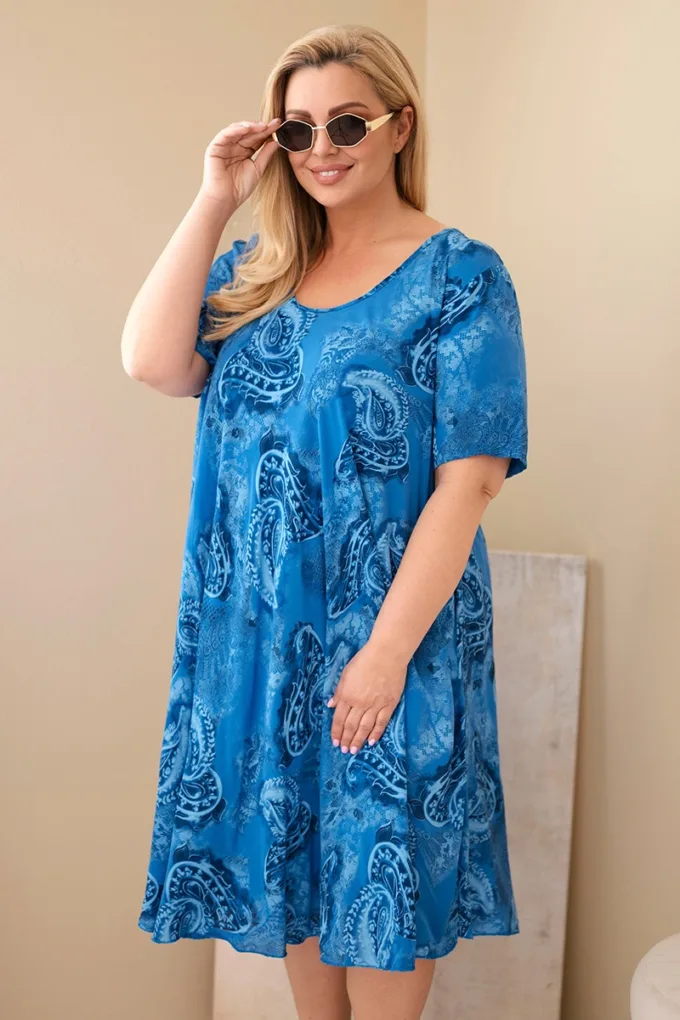 Sukienka damska wiskozowa Plus Size z krótkim rękawem i fasonem paisley chabrowa