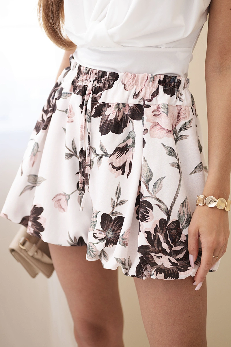 Spodenki damskie wiskozowe w kwiaty z wiązaniem w pasie brązowe