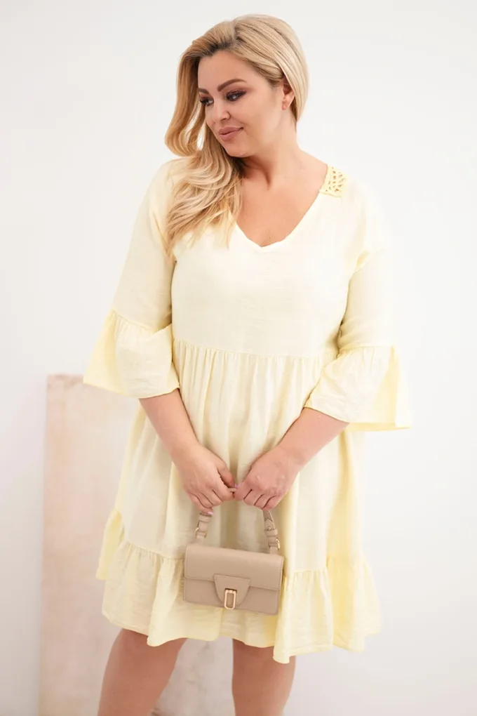 Sukienka damska Plus Size wiskozowa z ażurowym zdobieniem żółta