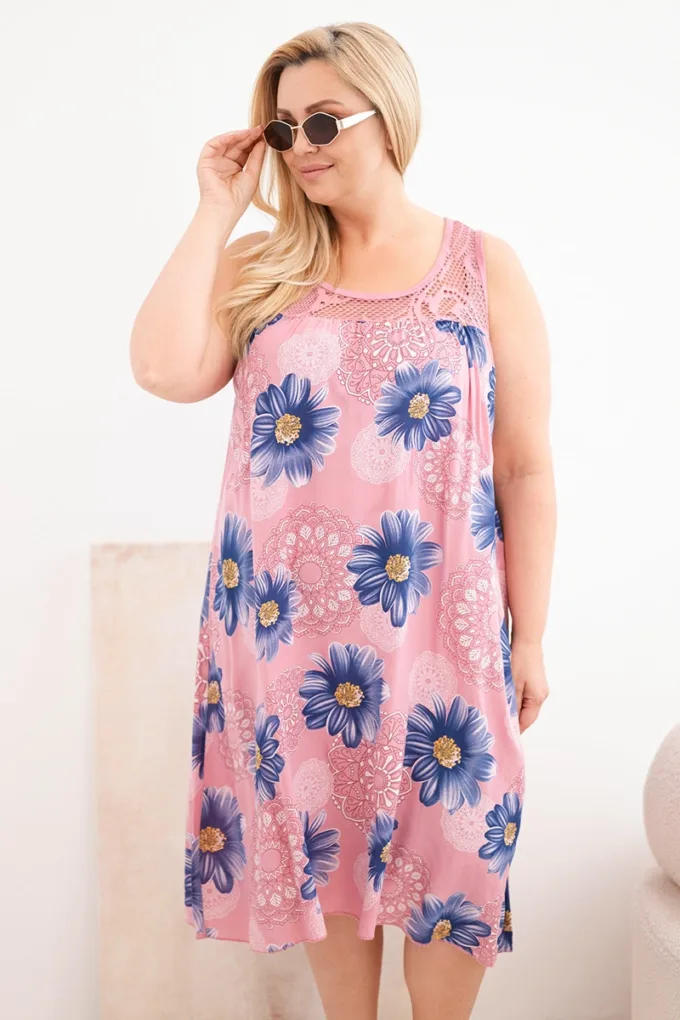 Sukienka damska Plus Size wiskozowa w kwiaty z koronkowym dekoltem ciemno różowa