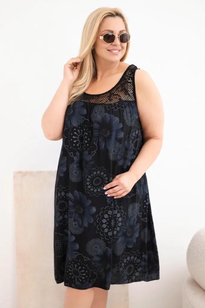 Sukienka damska Plus Size wiskozowa w kwiaty z koronkowym dekoltem czarna