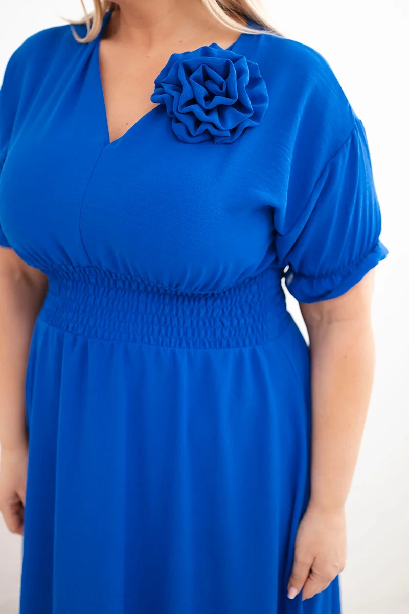 Sukienka damska wiskozowa Plus Size z dekoltem V i marszczoną talią chabrowa - obrazek 4