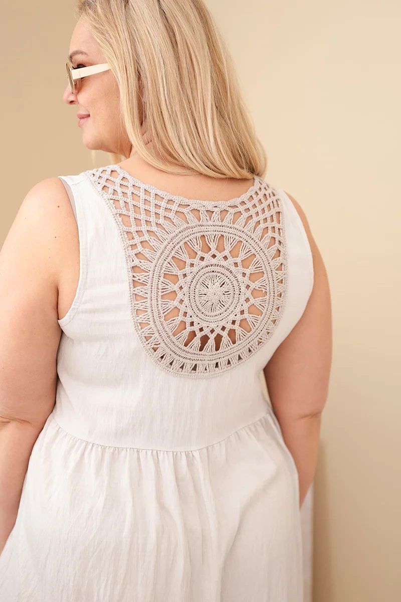 Sukienka damska Plus Size wiskozowa z koronką bez rękawów beżowa - obrazek 3
