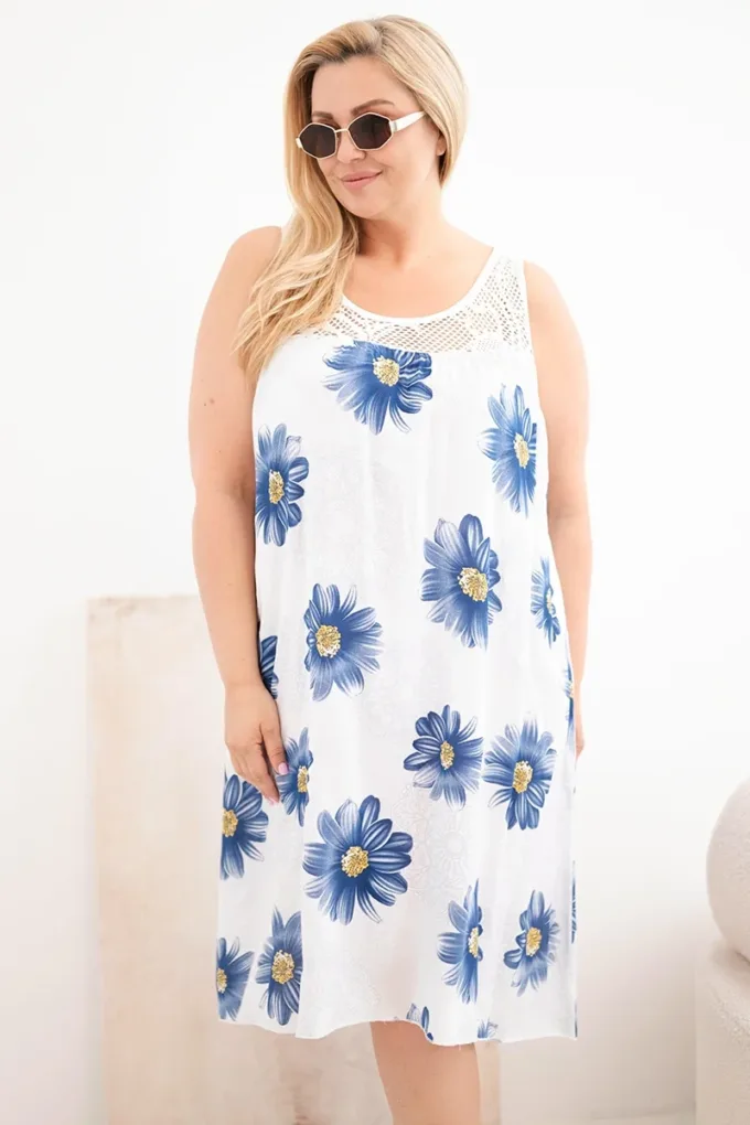 Sukienka damska Plus Size wiskozowa w kwiaty z koronkowym dekoltem biała