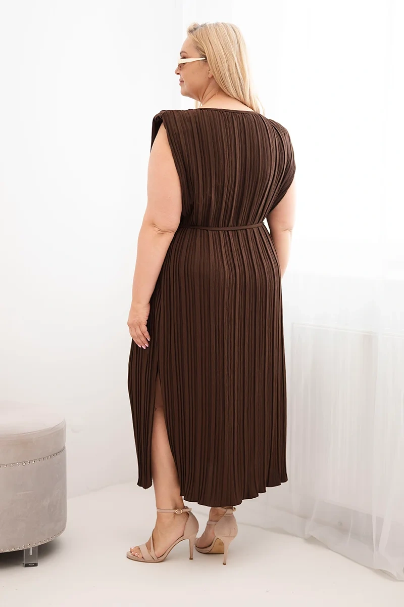 Sukienka damska Plus Size wiskozowa plisowana z wiązaniem brązowa - obrazek 3
