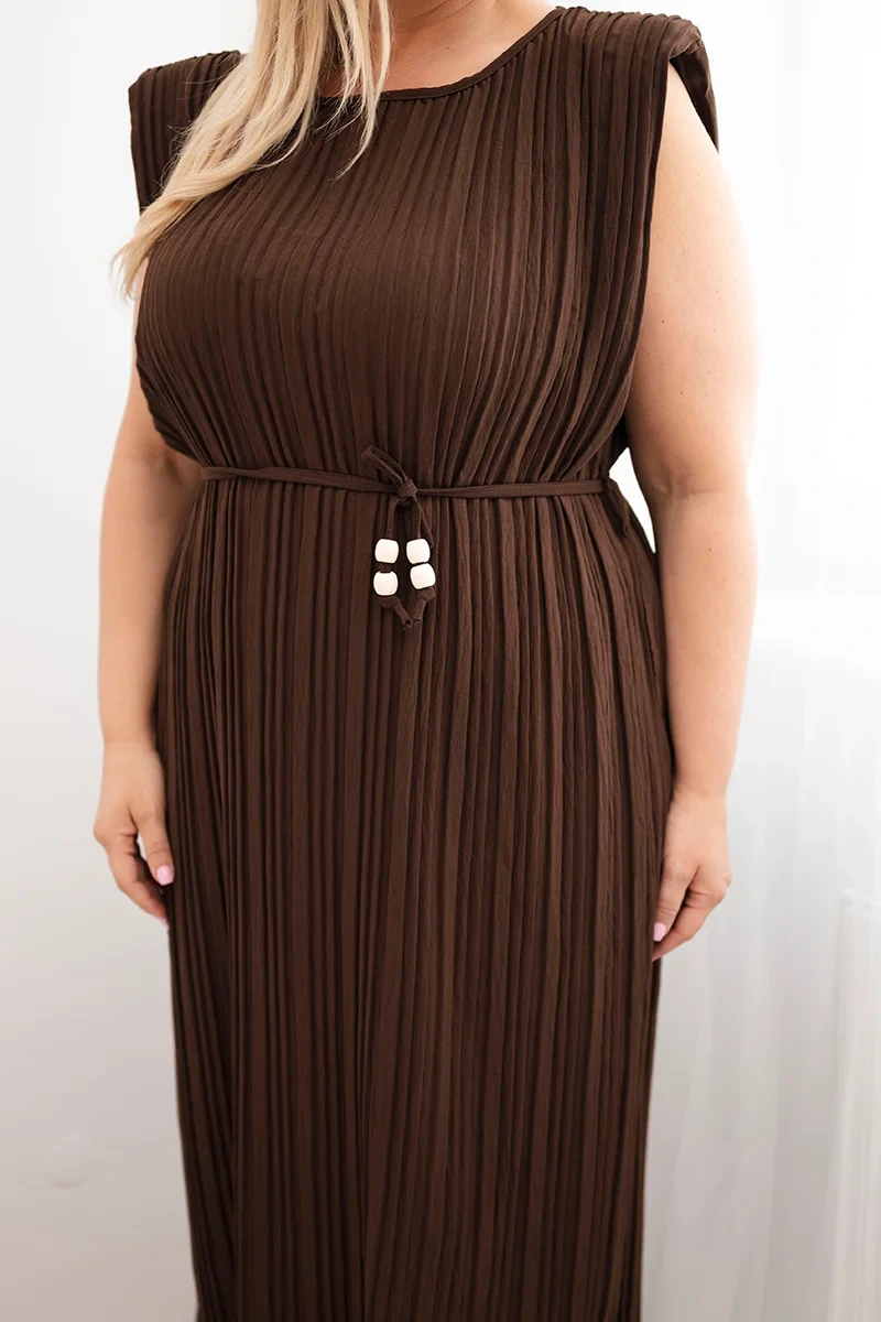 Sukienka damska Plus Size wiskozowa plisowana z wiązaniem brązowa - obrazek 4