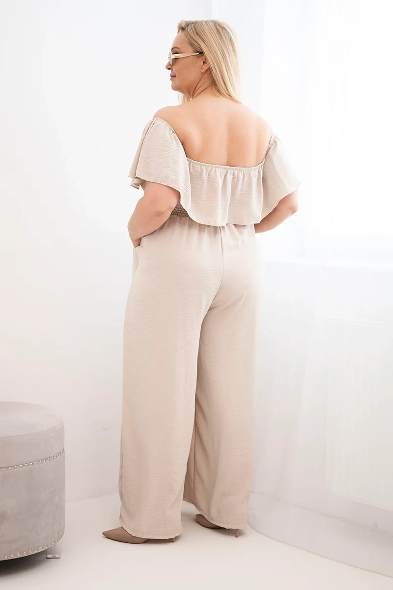 Kombinezon damski Plus Size z falbaną i krótkim rękawem beżowy - obrazek 3