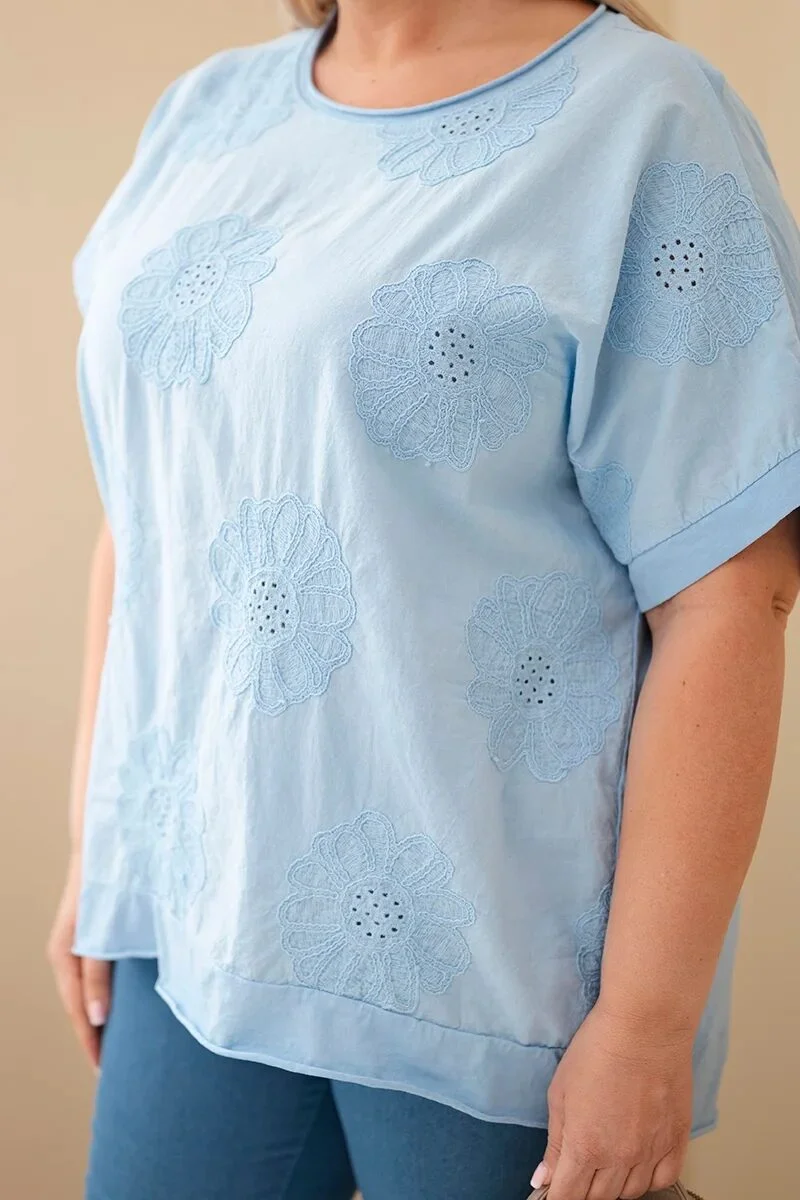 Bluzka damska bawełniana Plus Size z haftowanymi kwiatami niebieska - obrazek 2