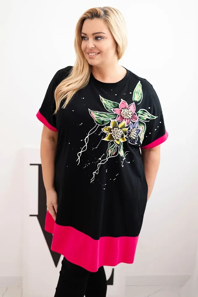 Bluzka damska Plus Size z kwiatowym wzorem i ozdobnymi perełkami fuksja