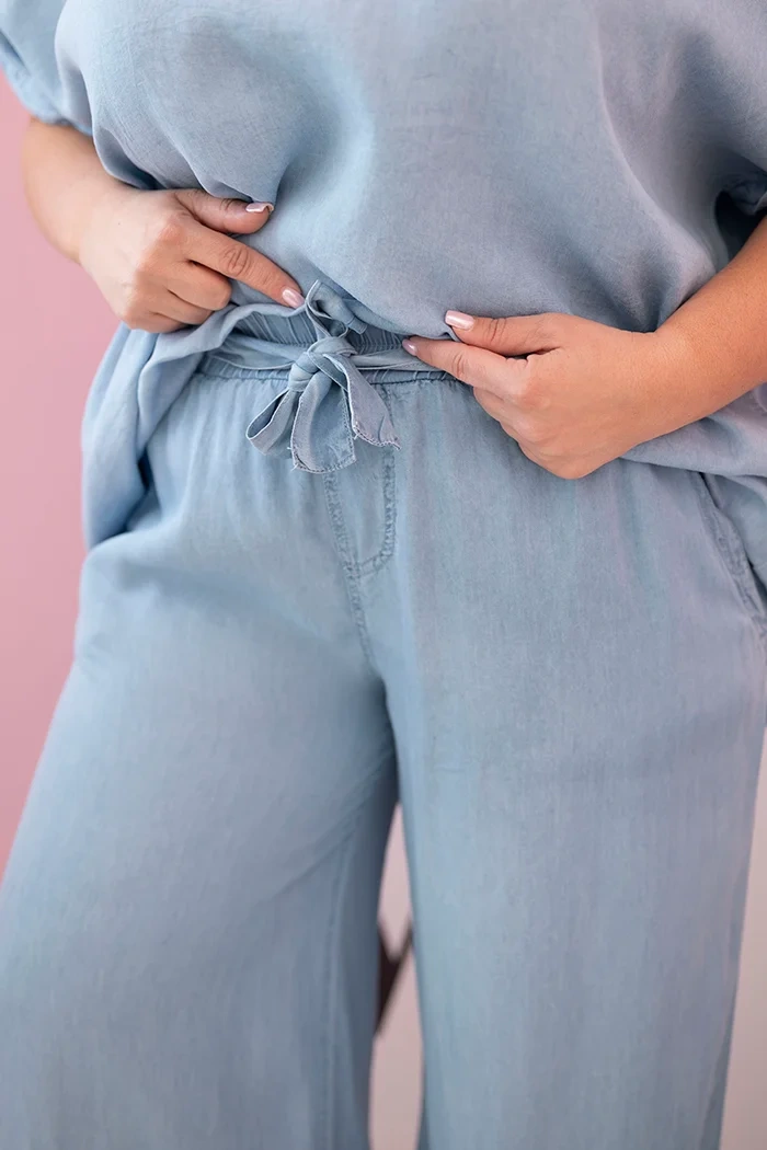 Komplet damski Plus Size z tencelu bluzka i spodnie z wiązaniem jasno jeansowy - obrazek 4