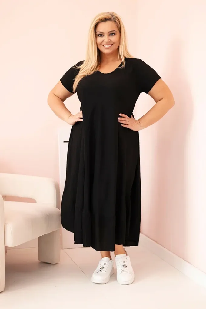 Sukienka damska plus size z krótkim rękawem i falbaną z lekkiej wiskozy czarna