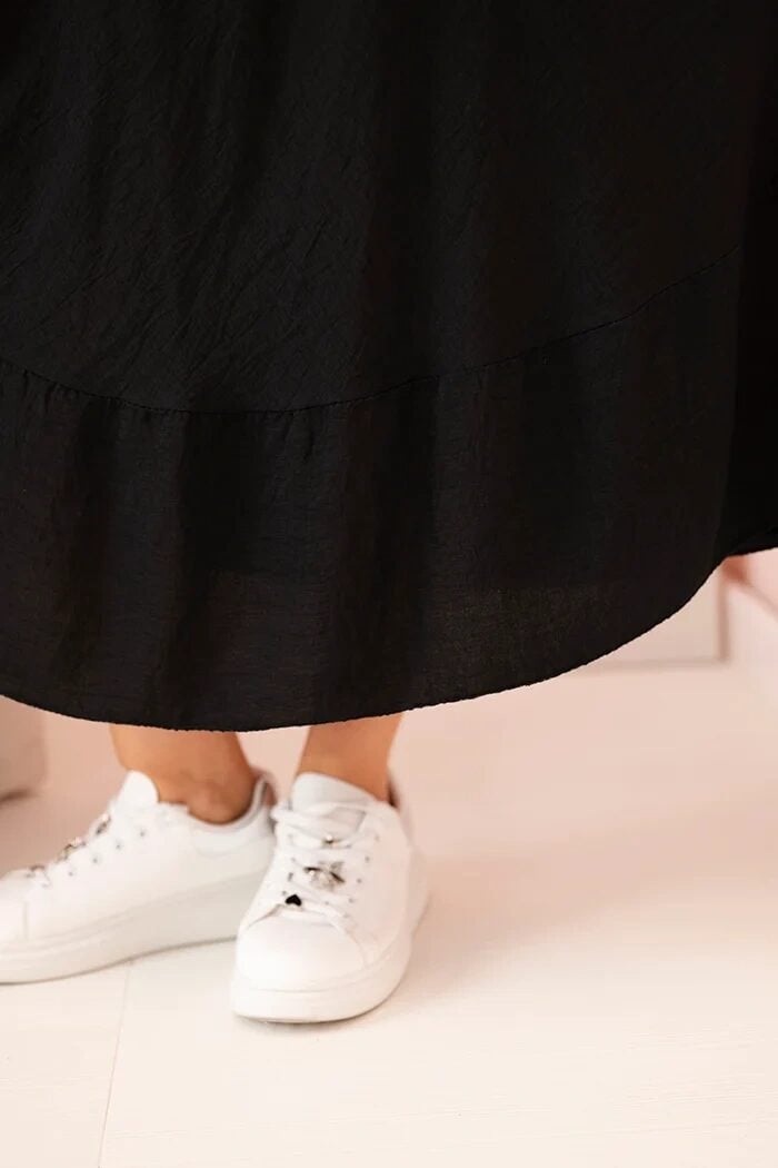 Sukienka damska plus size z krótkim rękawem i falbaną z lekkiej wiskozy czarna - obrazek 4