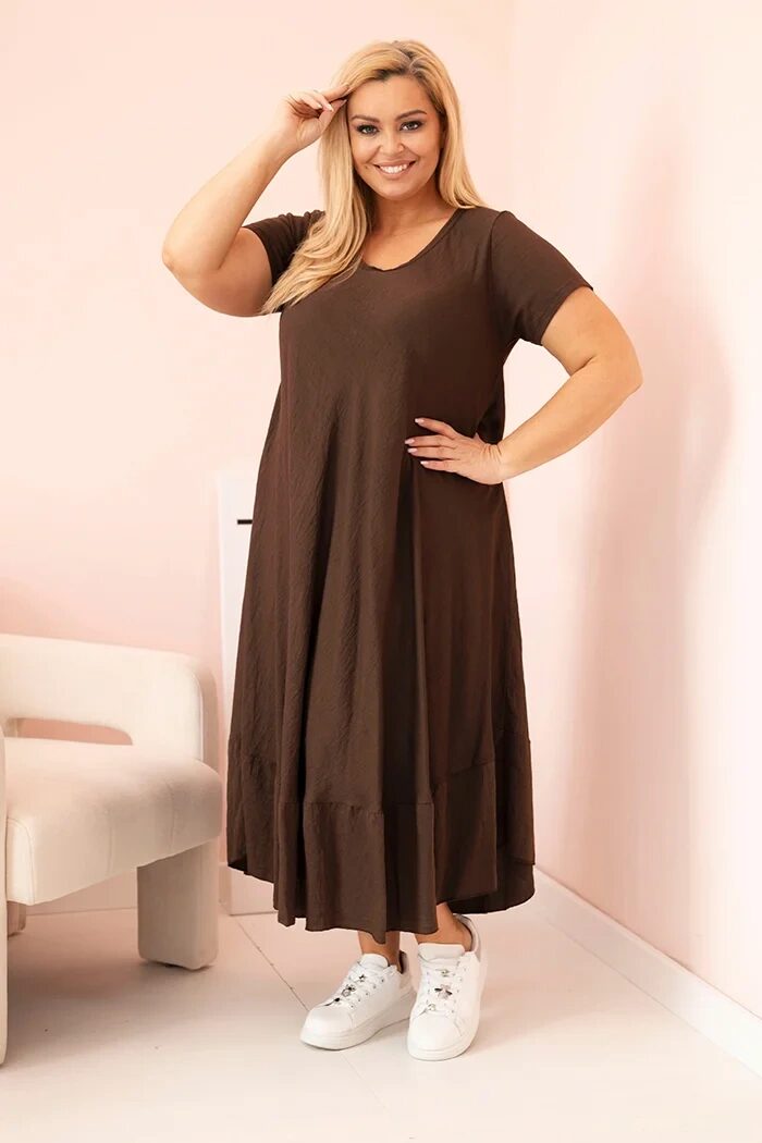 Sukienka damska plus size z krótkim rękawem i falbaną z lekkiej wiskozy brązowa