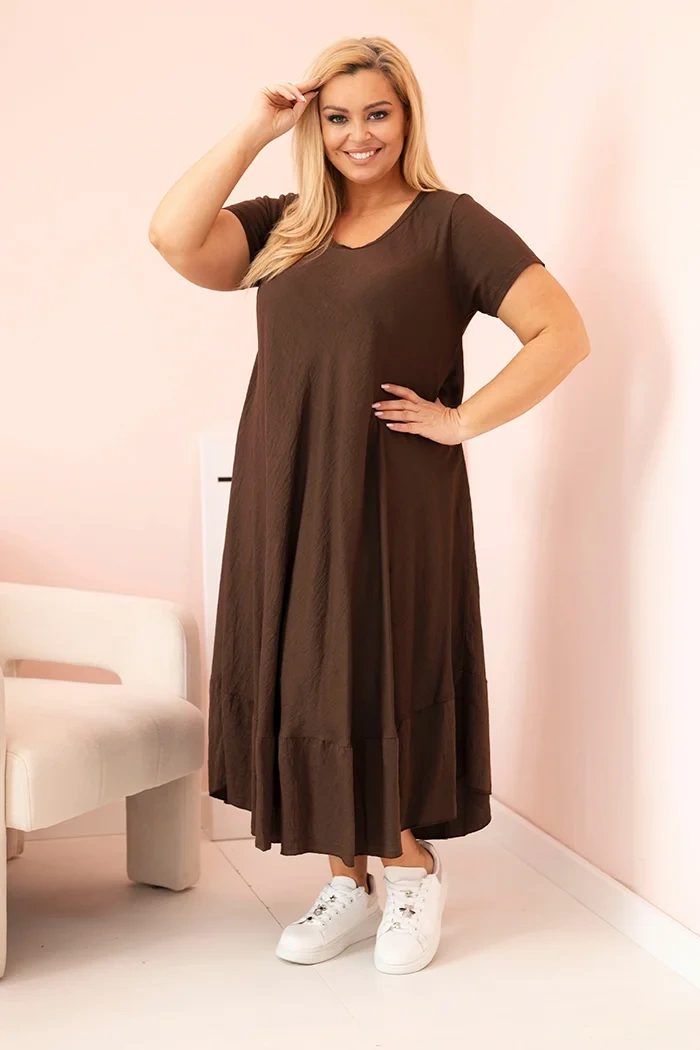 Sukienka damska plus size z krótkim rękawem i falbaną z lekkiej wiskozy brązowa