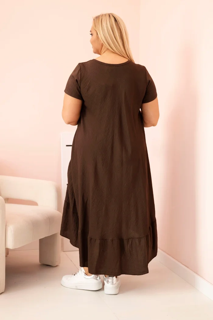 Sukienka damska plus size z krótkim rękawem i falbaną z lekkiej wiskozy brązowa - obrazek 3