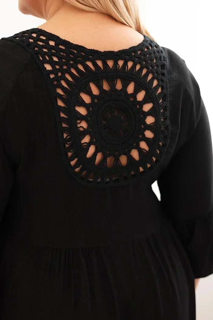 Sukienka damska Plus Size wiskozowa z ażurowym zdobieniem czarna - obrazek 2