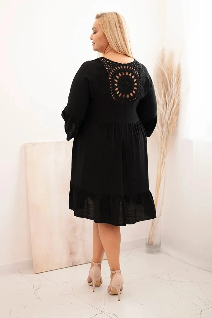 Sukienka damska Plus Size wiskozowa z ażurowym zdobieniem czarna - obrazek 4
