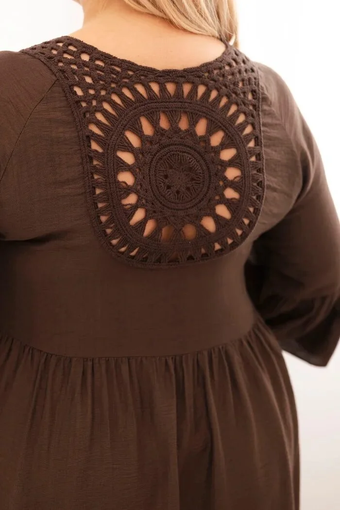 Sukienka damska Plus Size wiskozowa z ażurowym zdobieniem brązowa - obrazek 2