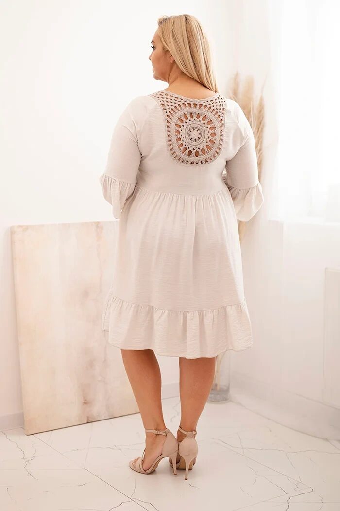 Sukienka damska Plus Size wiskozowa z ażurowym zdobieniem beżowa - obrazek 4
