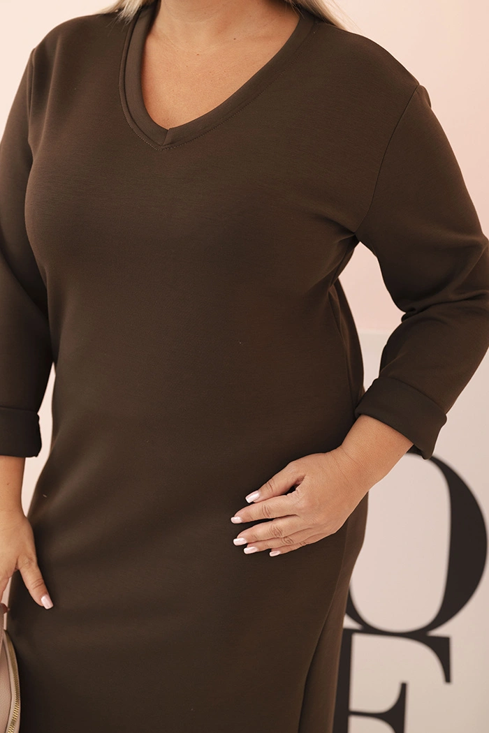 Sukienka damska Plus Size masełkowa z dekoltem V i rękawem brązowa - obrazek 2