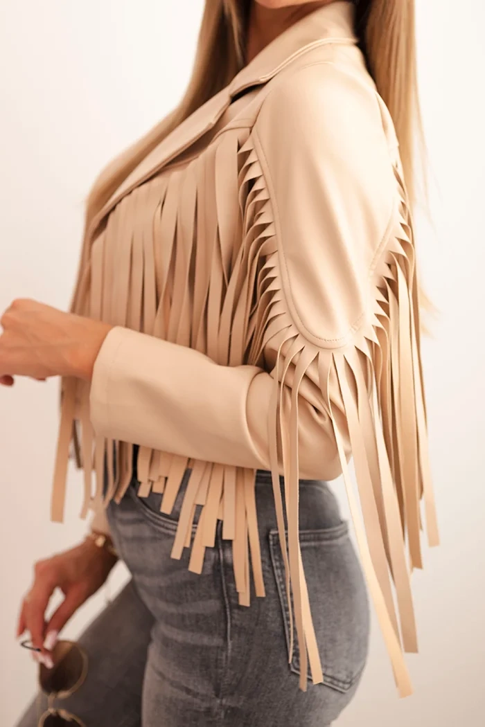 Kurtka damska z eko skóry z frędzlami w stylu boho jasno camelowa - obrazek 4