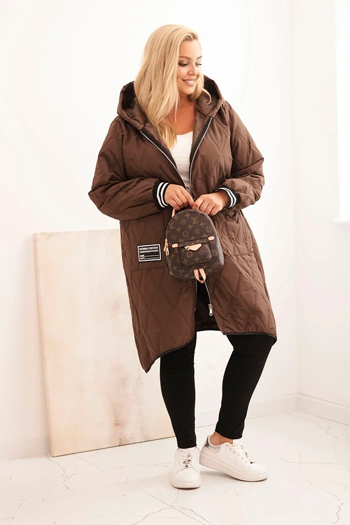 Kurtka damska Plus Size pikowana z kapturem i sportowymi mankietami czekoladowa - obrazek 2