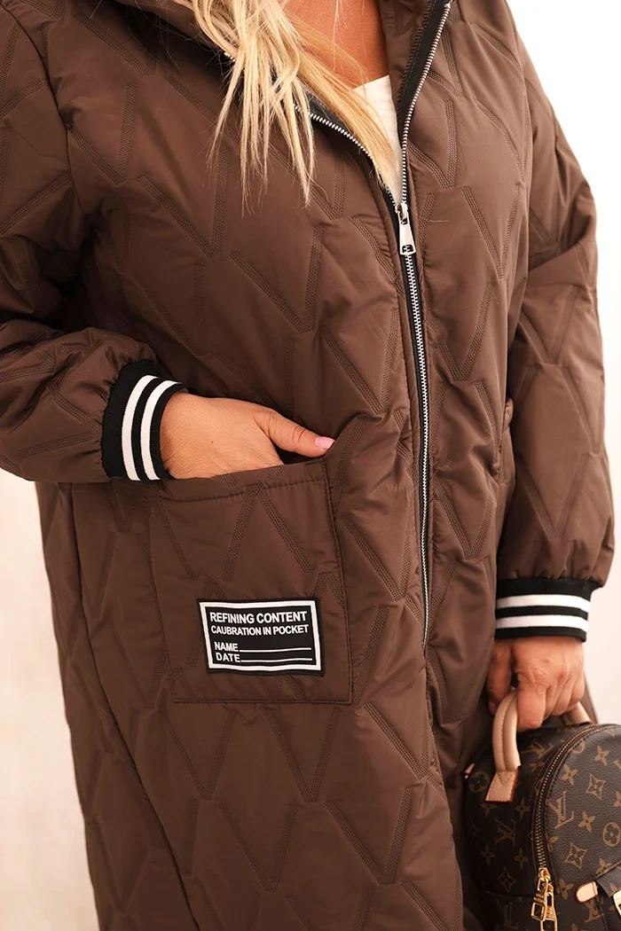 Kurtka damska Plus Size pikowana z kapturem i sportowymi mankietami czekoladowa - obrazek 4