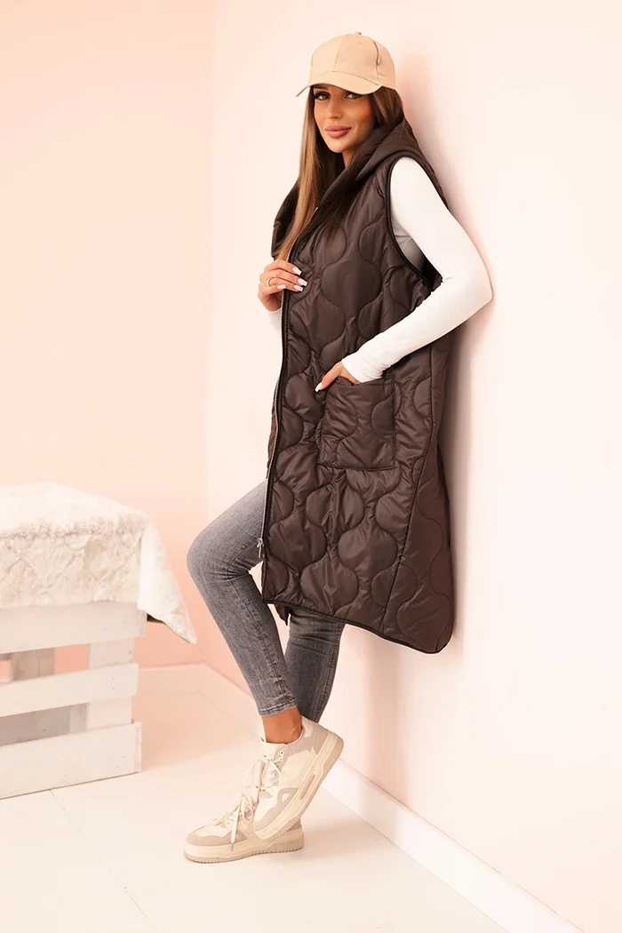 Kamizelka damska pikowana Plus Size z kapturem zapinana na zamek mocca - obrazek 2