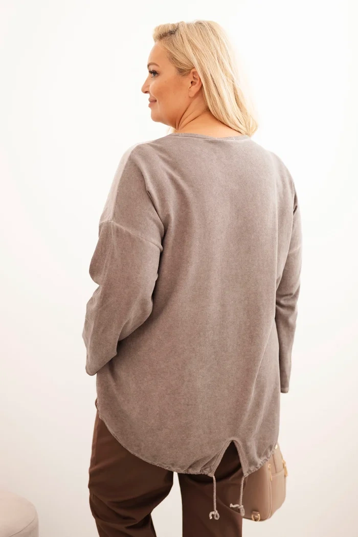 Bluza damska Plus Size bawełniana z nadrukiem serca i troczkami brązowa - obrazek 3