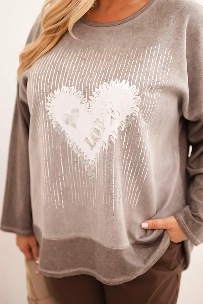 Bluza damska Plus Size bawełniana z nadrukiem serca i troczkami brązowa - obrazek 4