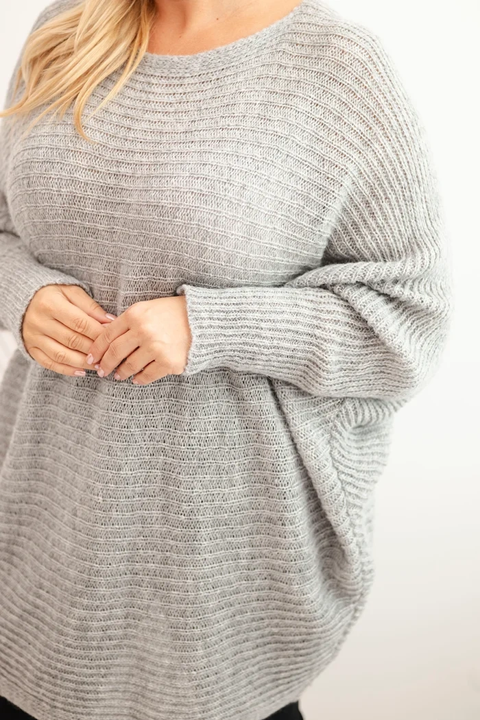 Sweter damski Plus Size z moherem ponczo szary - obrazek 4