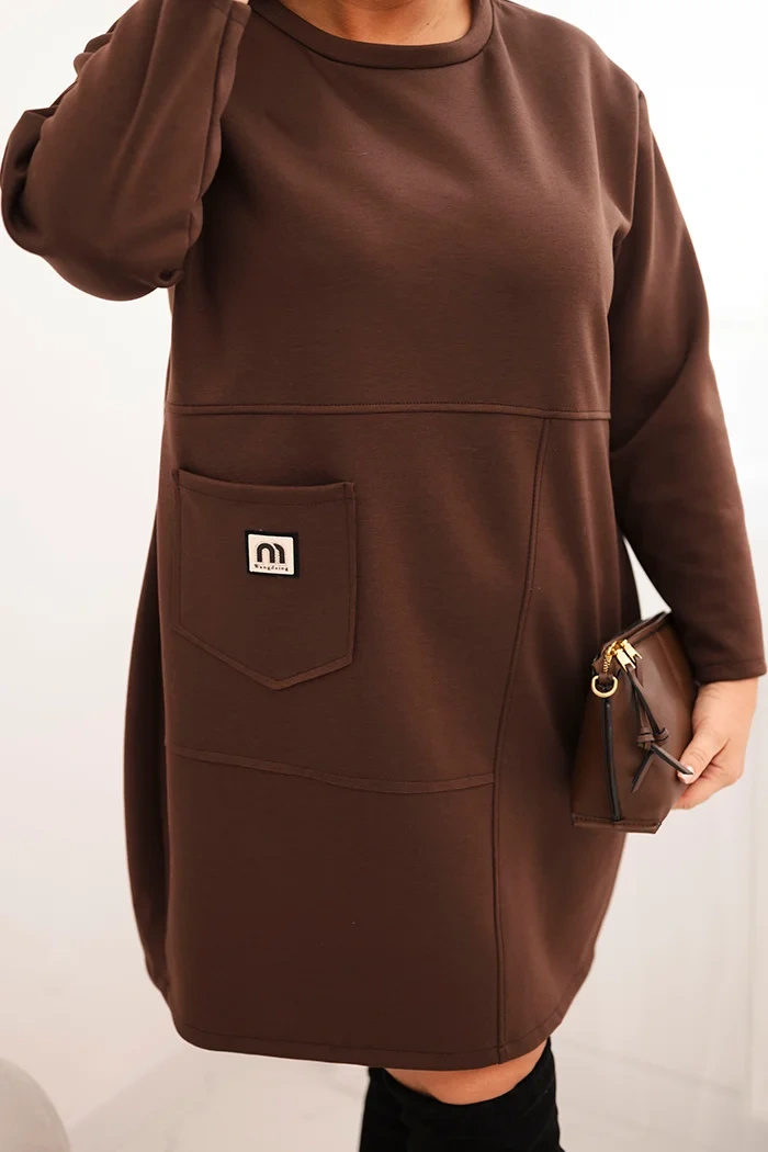 Sukienka damska Plus Size masełko z kieszenią i rękawem 3/4 brązowa - obrazek 4