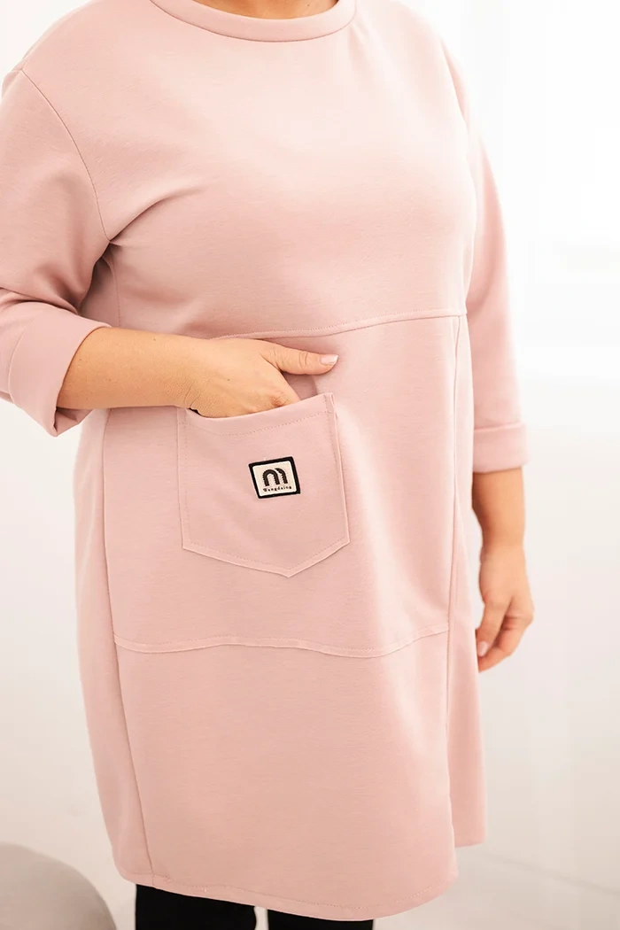 Sukienka damska Plus Size masełko z kieszenią i rękawem 3/4 pudrowy róż - obrazek 4