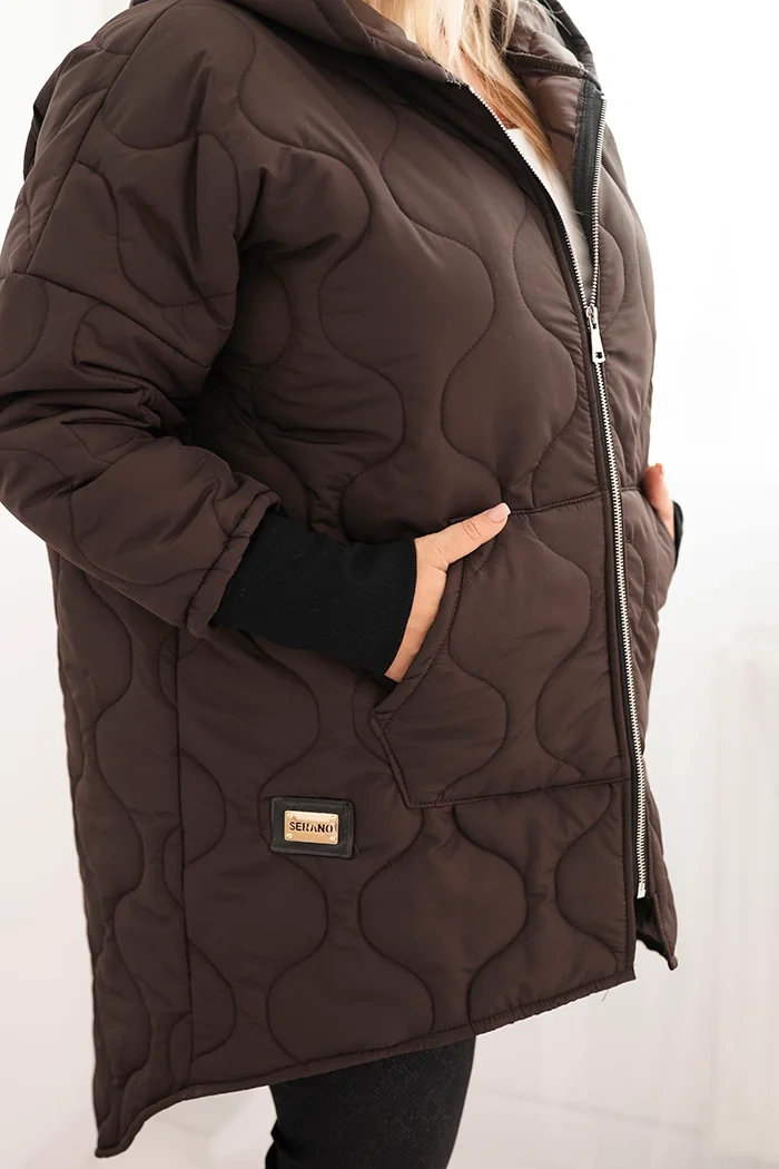 Kurtka damska zimowa Plus Size pikowana z kapturem brązowa - obrazek 4