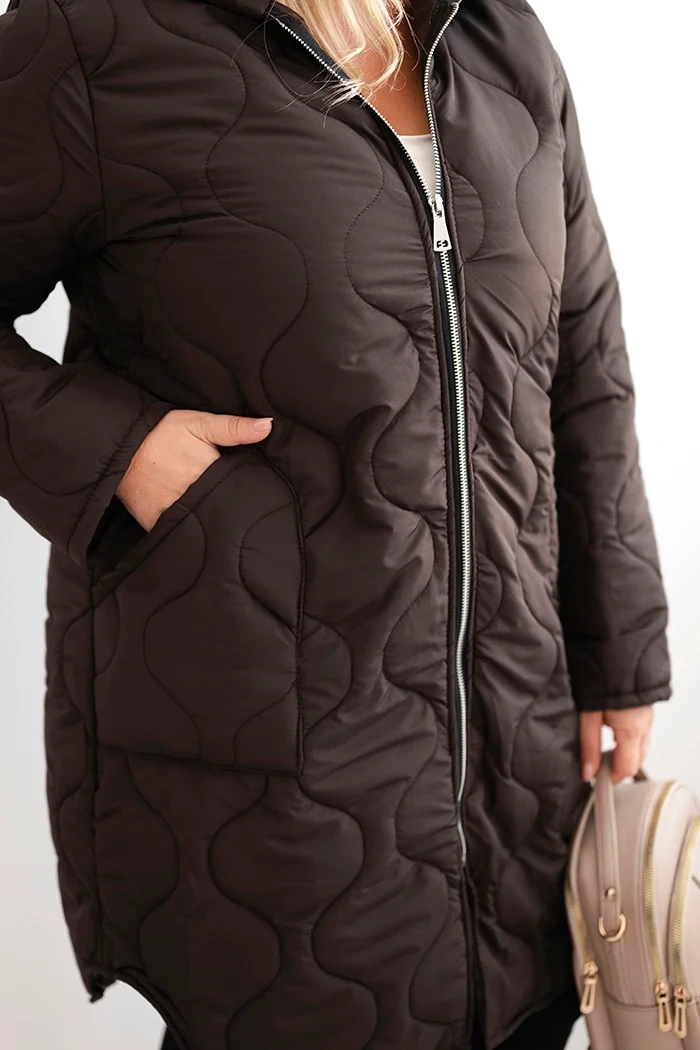 Kurtka damska Plus Size zimowa pikowana z kapturem brązowa - obrazek 4