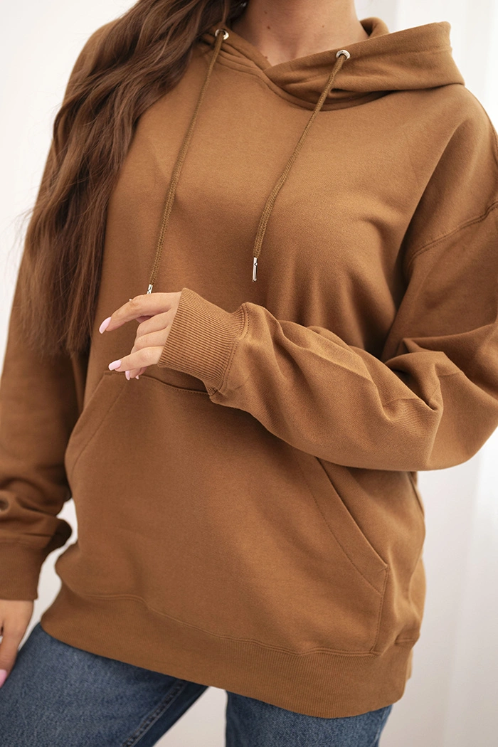 Bluza damska pętelkowa bawełniana z kapturem i kieszenią kangurką camelowa - obrazek 4