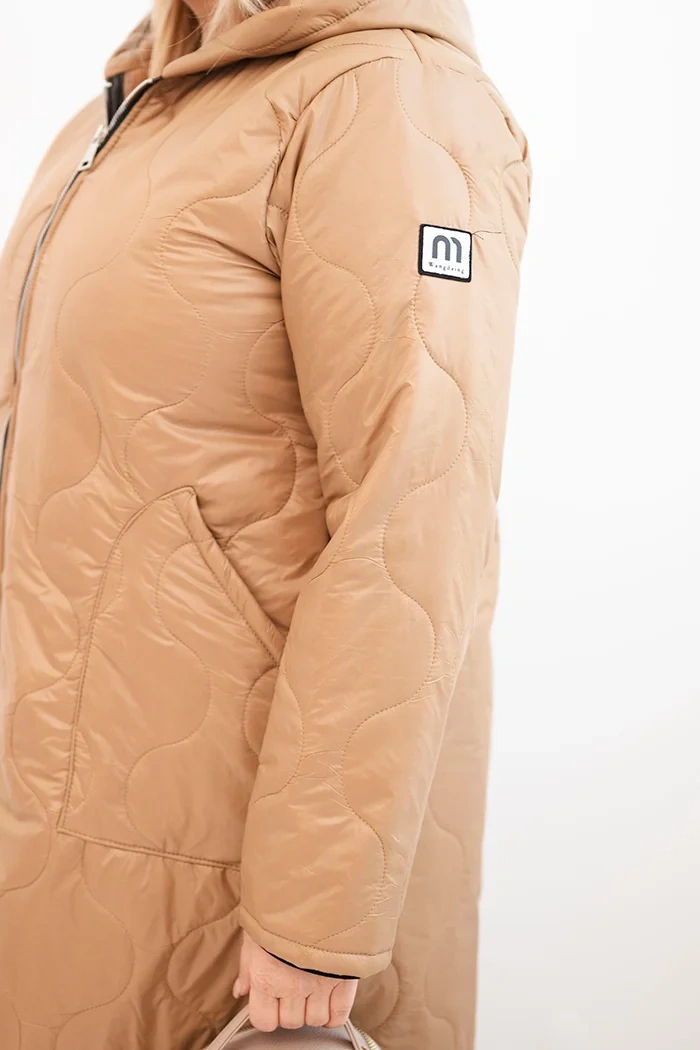 Kurtka damska Plus Size zimowa pikowana z kapturem camelowa - obrazek 4